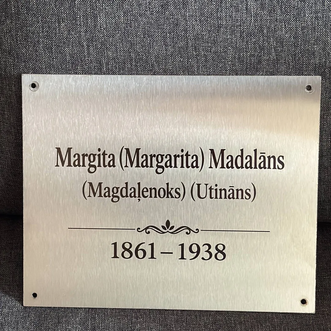 Metāla piemiņas plāksne ar iegravētu tekstu