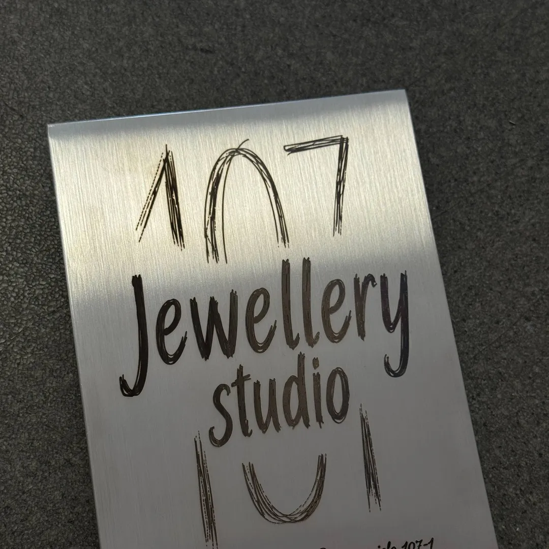 Metāla izkārtne 107 Jewellery Studio ar gravējumu