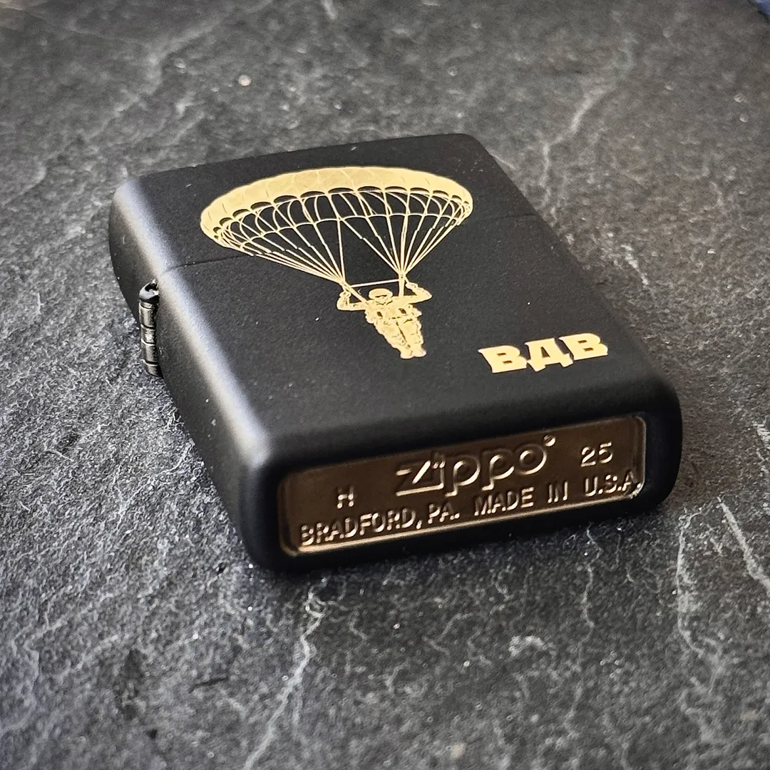 Melna matēta Zippo ar zelta VDV izpletņa gravējumu